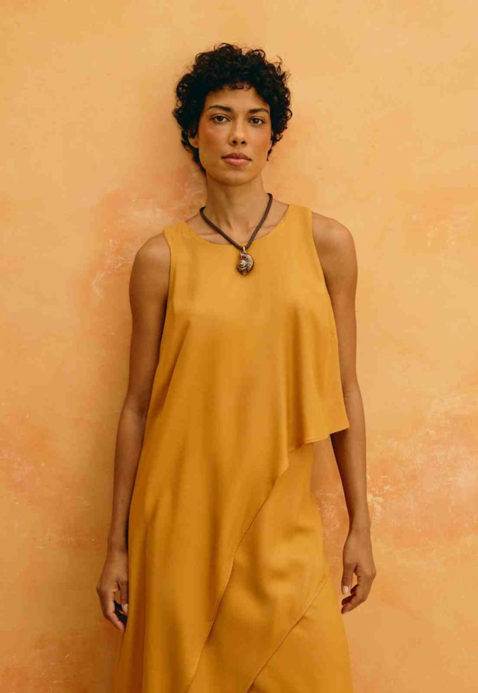 Blusa Lisa Assimétrica Alongada 
