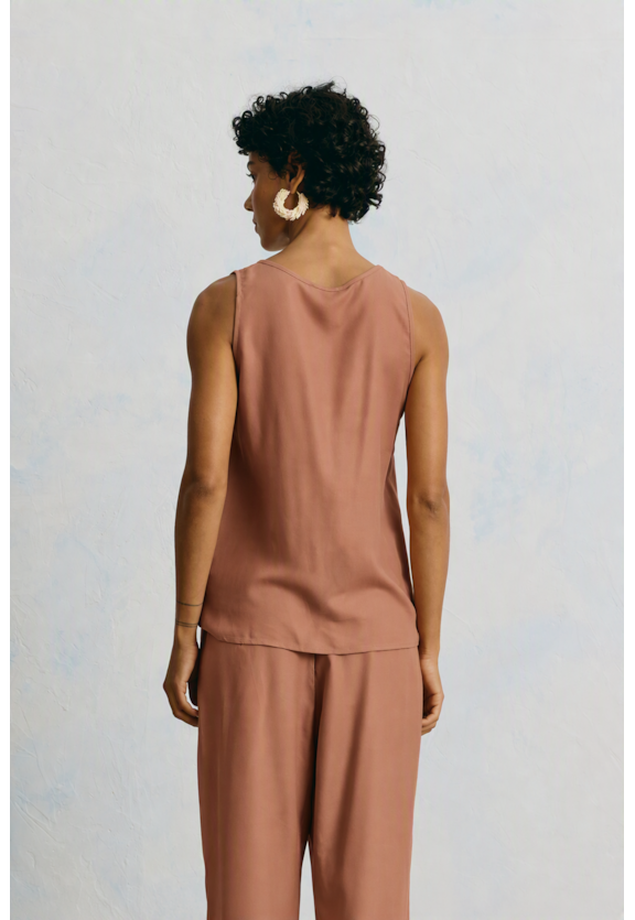 Blusa Lisa Básica Vista Traseira