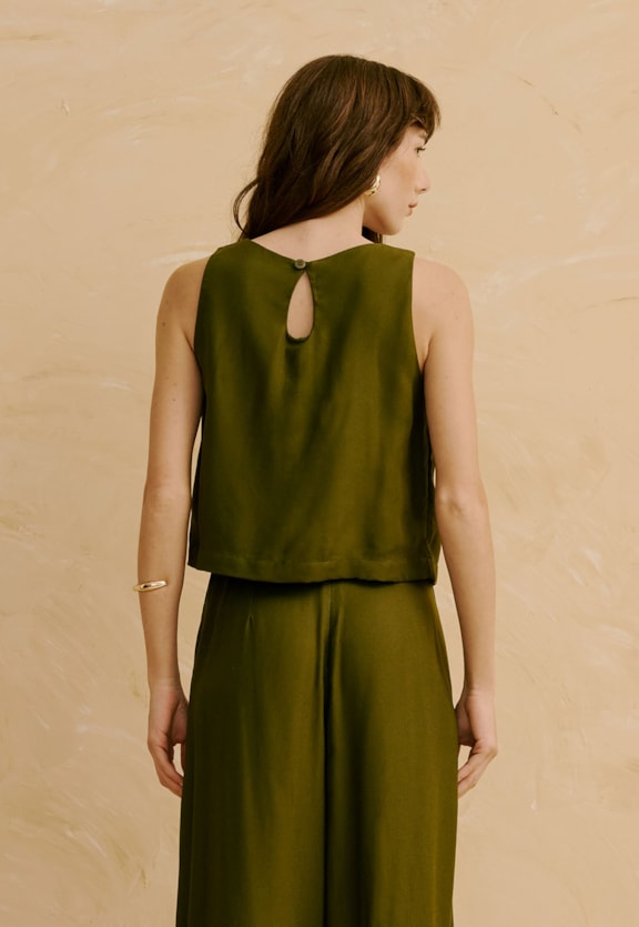 Blusa Lisa Básica Quadradinha Vista Traseira