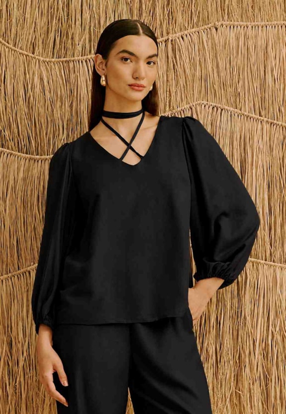 Blusa Lisa com Amarração no Pescoço   Vista Frontal