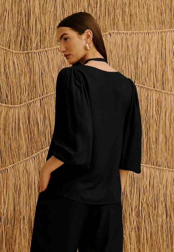Blusa Lisa com Amarração no Pescoço   Vista Traseira