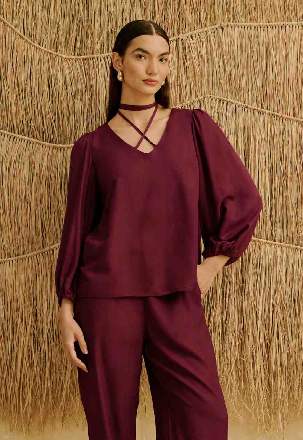 Blusa Lisa com Amarração no Pescoço  