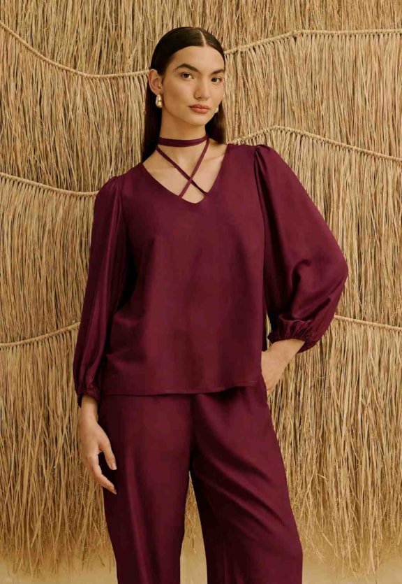Blusa Lisa com Amarração no Pescoço   Vista Frontal