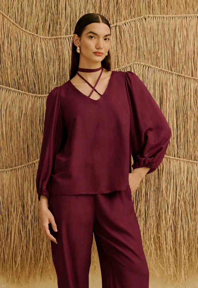 Blusa Lisa com Amarração no Pescoço  