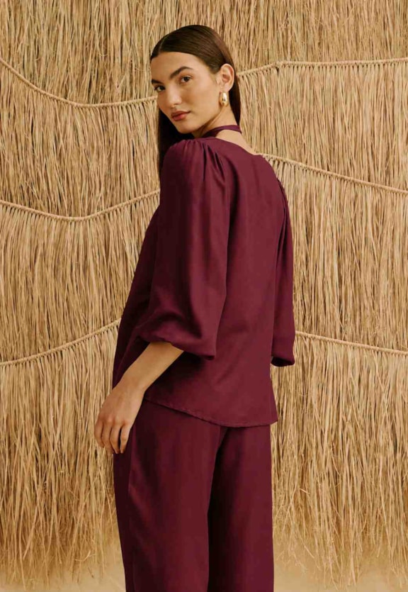Blusa Lisa com Amarração no Pescoço   Vista Traseira
