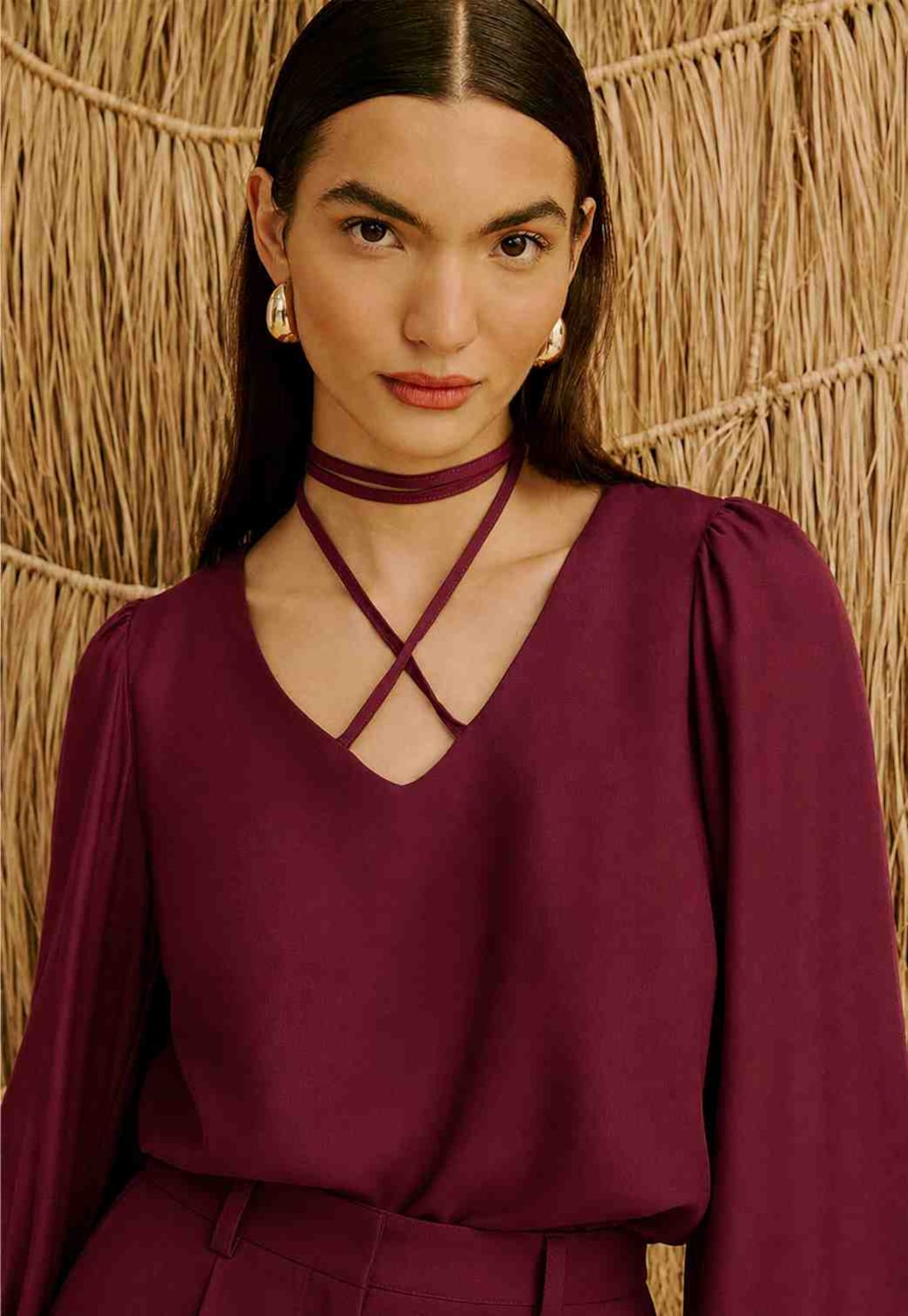 Blusa Lisa com Amarração no Pescoço  
