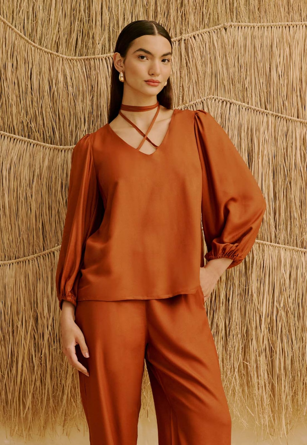 Blusa Lisa com Amarração no Pescoço  