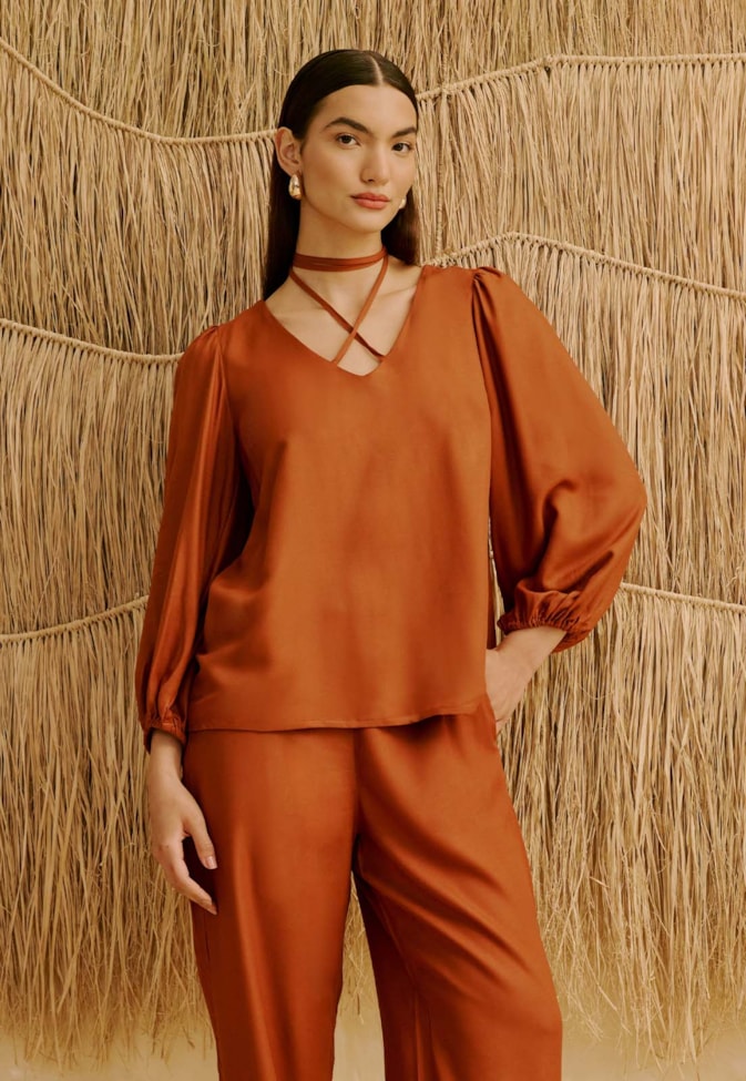 Blusa Lisa com Amarração no Pescoço  