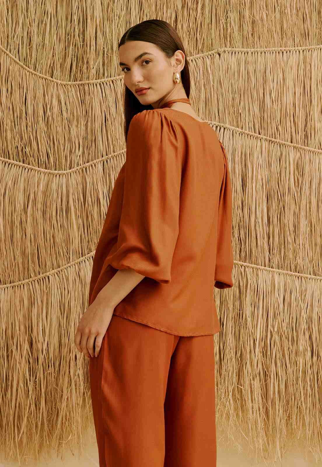 Blusa Lisa com Amarração no Pescoço Vista Traseira