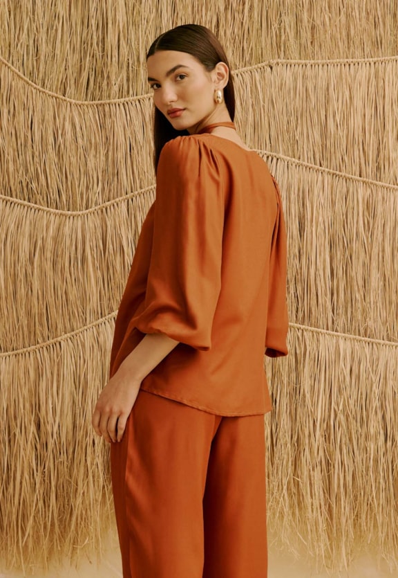 Blusa Lisa com Amarração no Pescoço   Vista Traseira