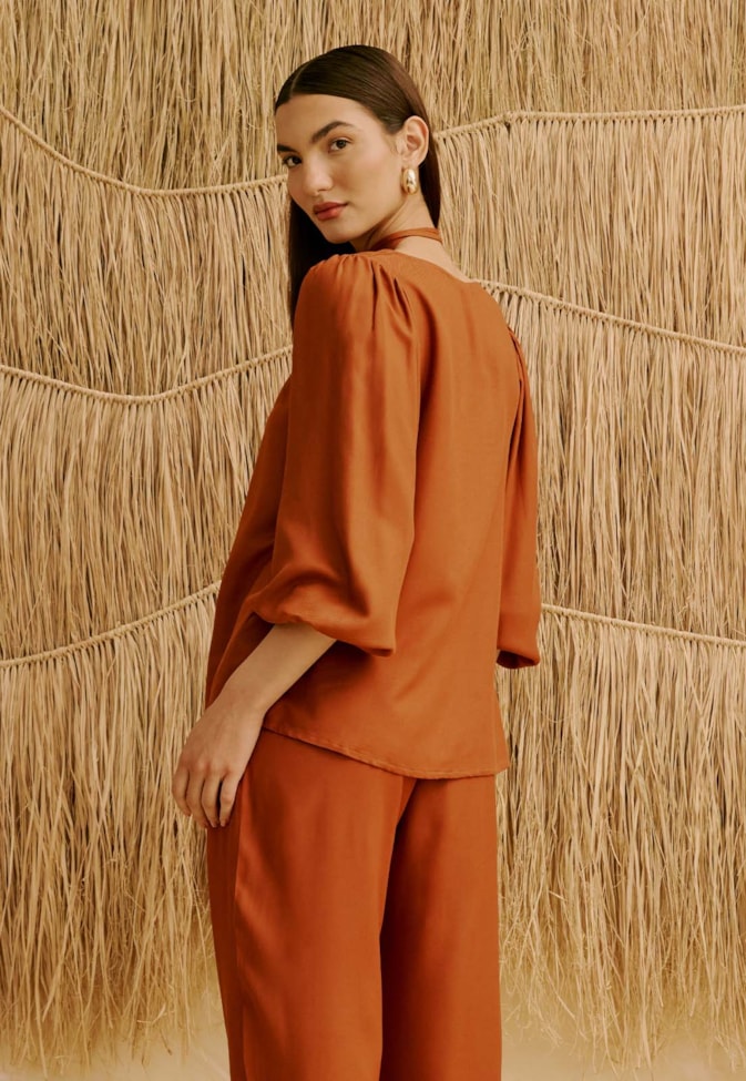 Blusa Lisa com Amarração no Pescoço  