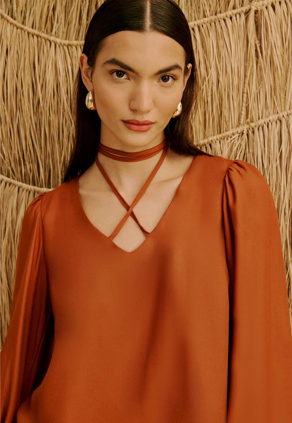 Blusa Lisa com Amarração no Pescoço  