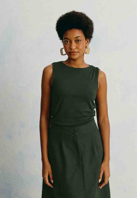 Blusa Lisa Decote Costas Vista Traseira