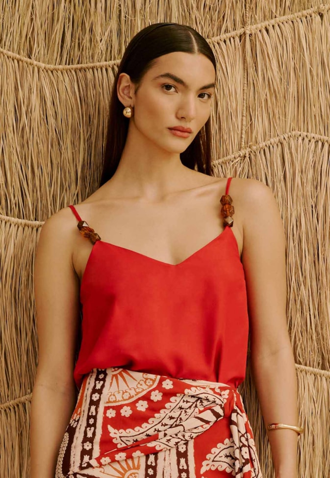 Blusa Lisa Detalhe em Ponteiras na Alça