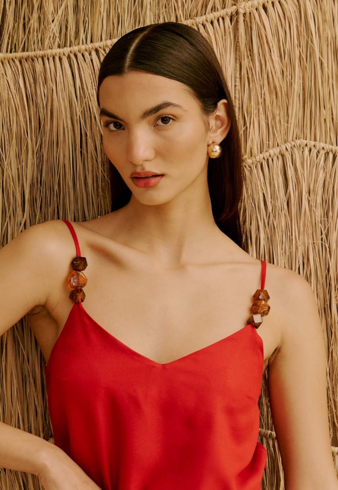 Blusa Lisa Detalhe em Ponteiras na Alça