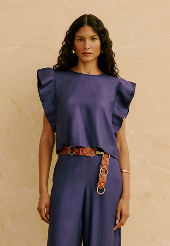 Blusa Lisa Detalhe Manga com Babados Vista Frontal