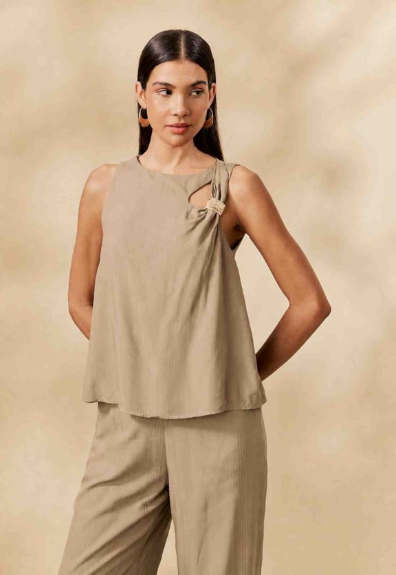 Blusa Lisa Detalhe Passador Vista Frontal