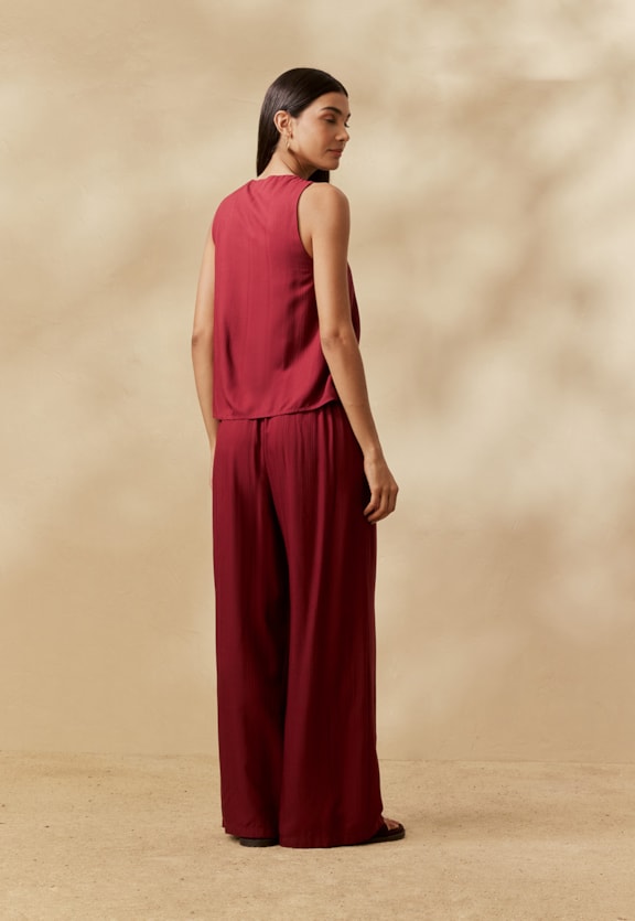 Blusa Lisa Detalhe Passador Vista Traseira