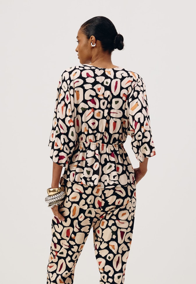 Blusa Manga Ampla Detalhe Ponteira Estampada Onza