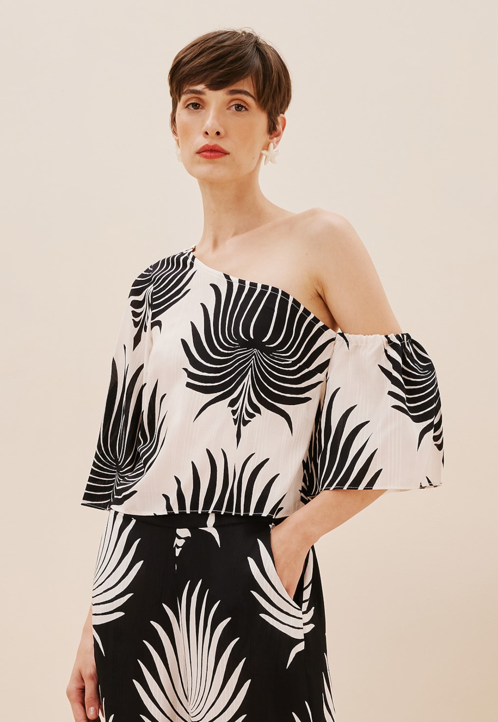 Blusa Manga Irregular Estampada Leques