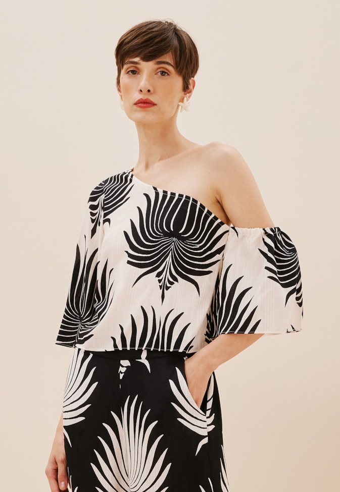 Blusa Manga Irregular Estampada Leques