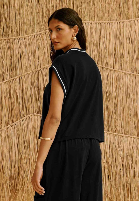 Blusa Moletinho Rib Decote E Cava Vista Traseira