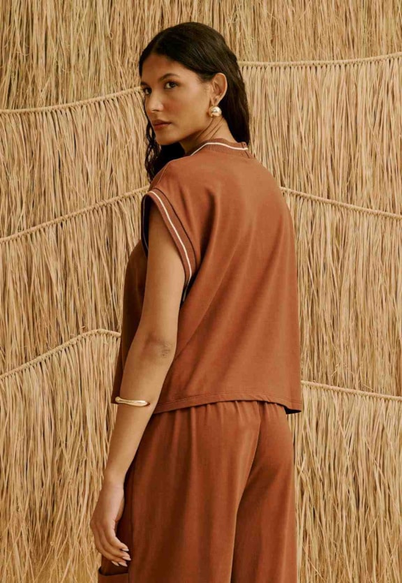 Blusa Moletinho Rib Decote E Cava Vista Traseira