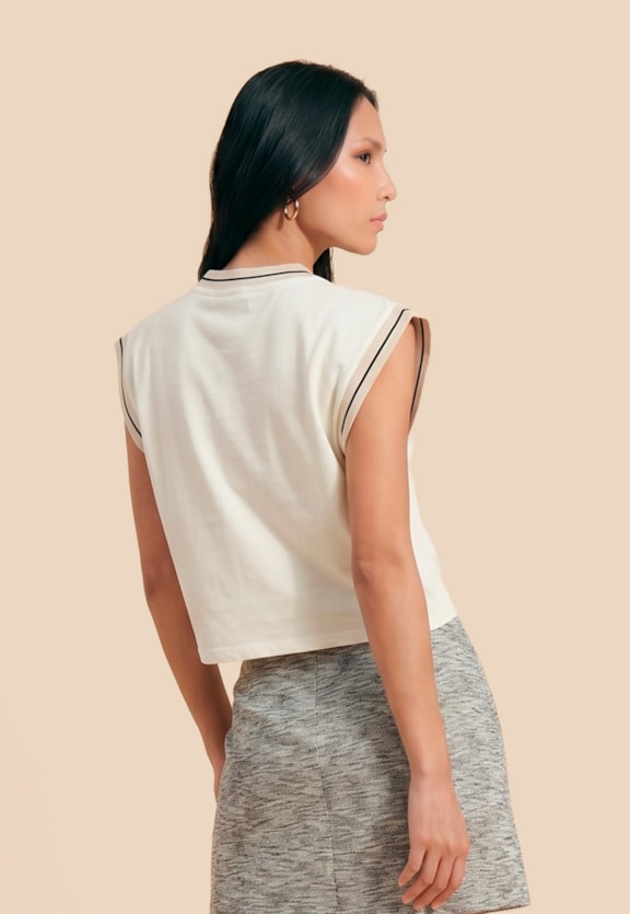 Blusa Moletinho Rib Decote E Cava Vista Traseira