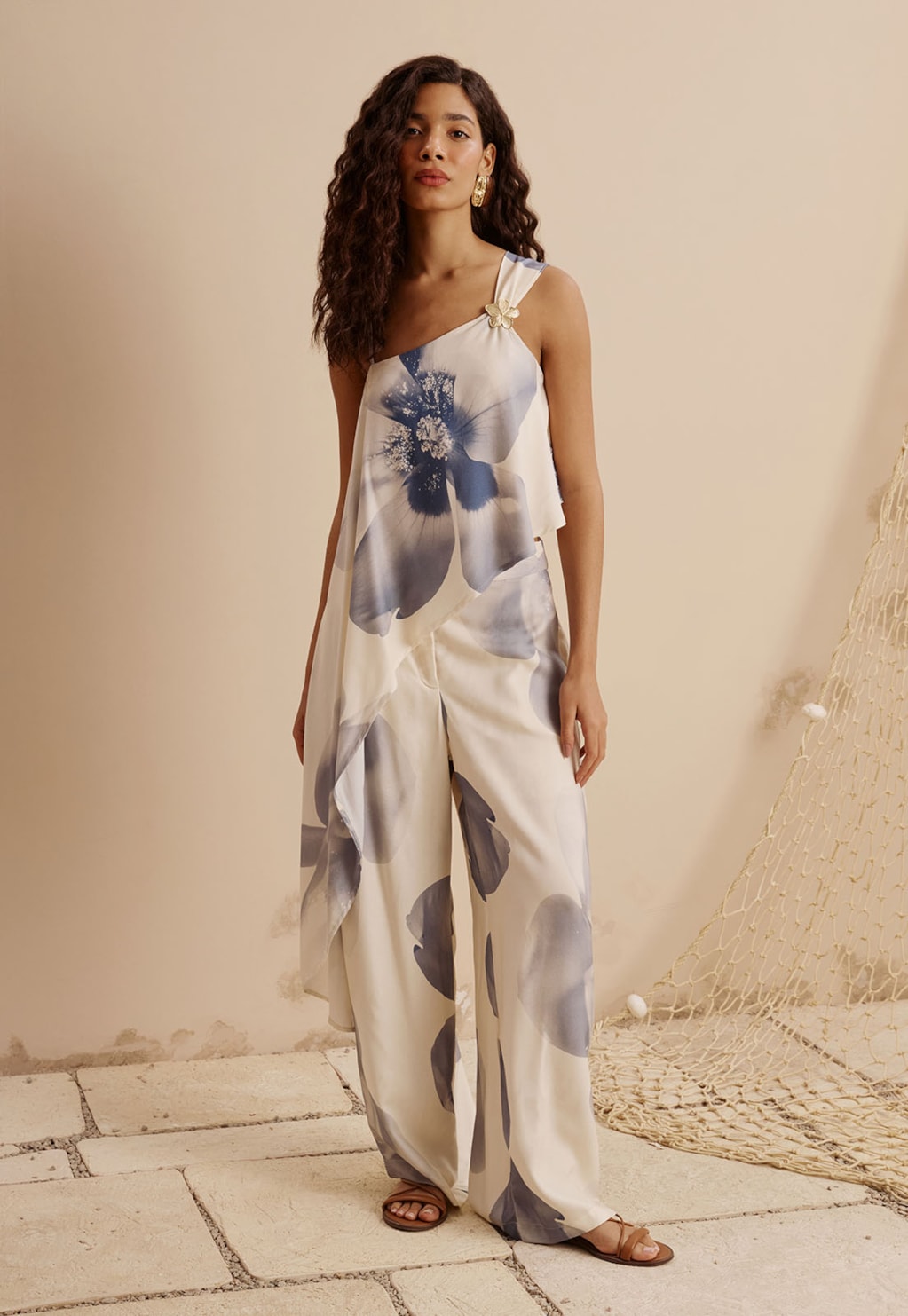 Blusa Ponta Assimétrica Detalhe Flor Dourada Estampada Íris