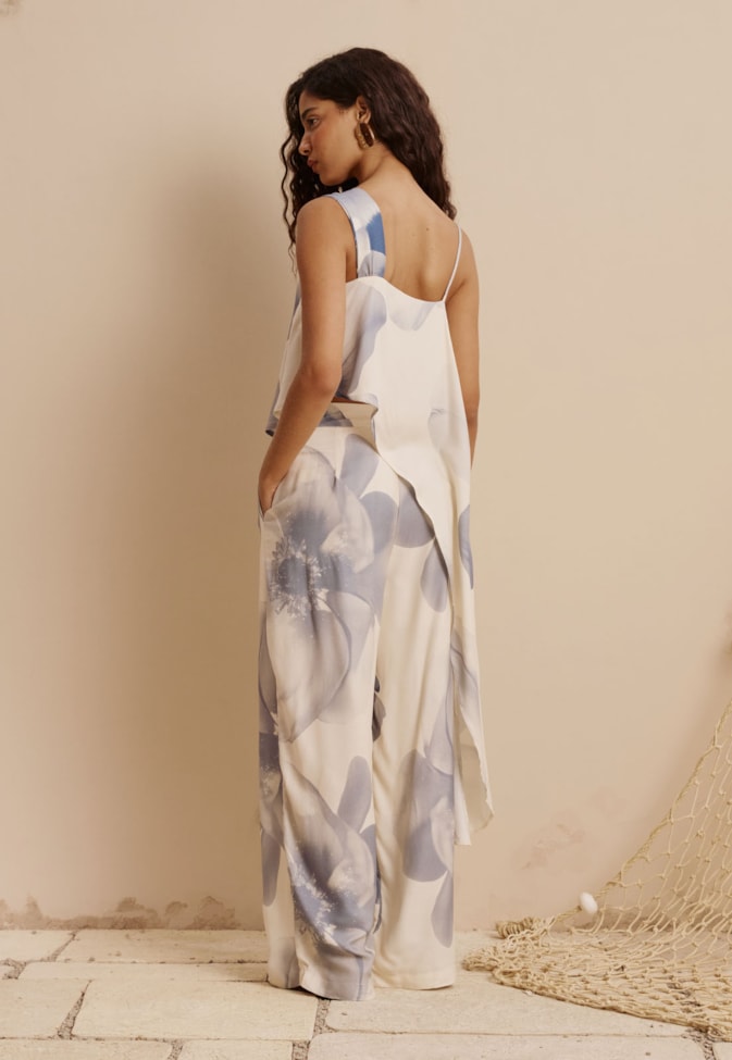 Blusa Ponta Assimétrica Detalhe Flor Dourada Estampada Íris