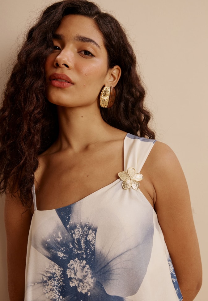 Blusa Ponta Assimétrica Detalhe Flor Dourada Estampada Íris