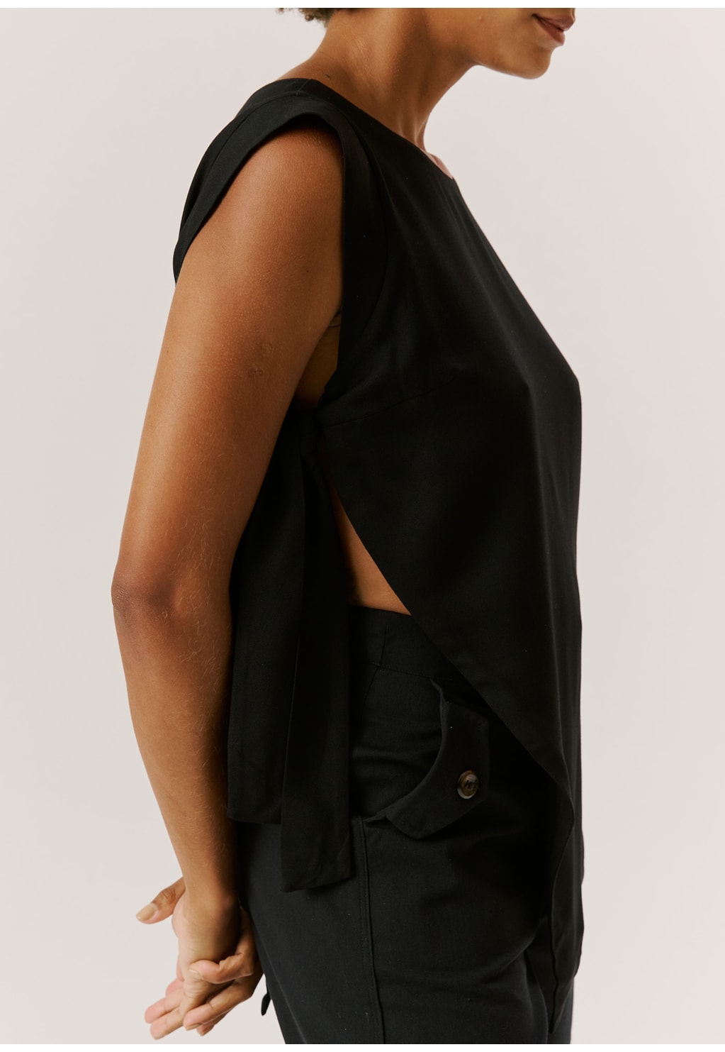 Blusa Ponta Assimétrica Nó Lateral