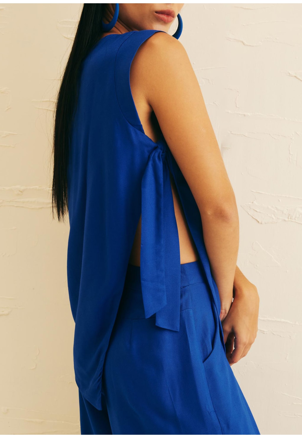 Blusa Ponta Assimétrica Nó Lateral