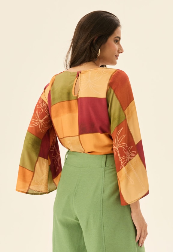 Blusa Quadradinha Estampada Encontro das Águas Vista Traseira