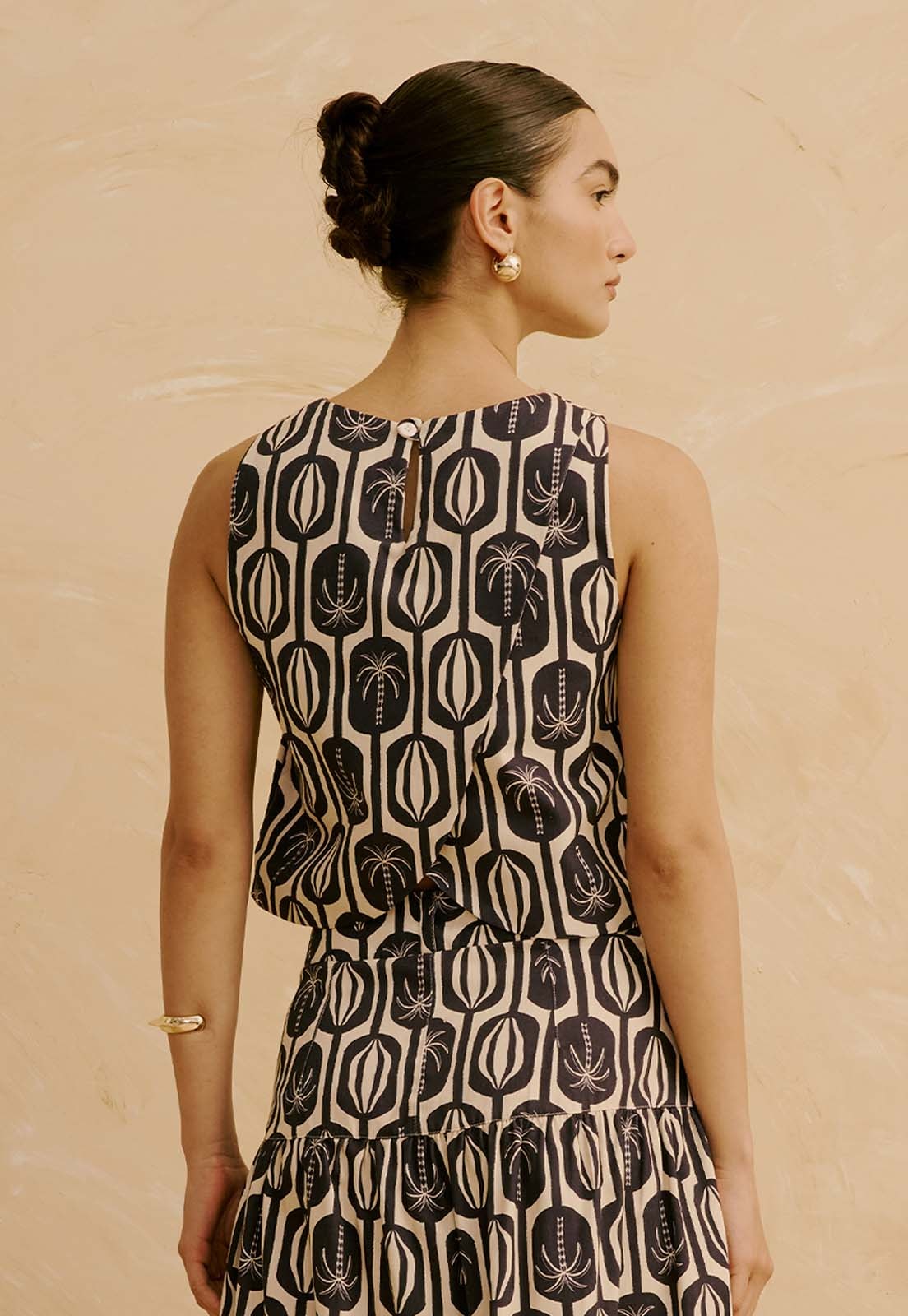 Blusa Transpassada nas Costas Estampada Cacau Palmer Vista Traseira