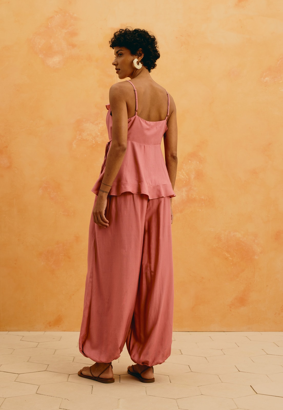 Calça Aladdin Lisa  Vista Traseira