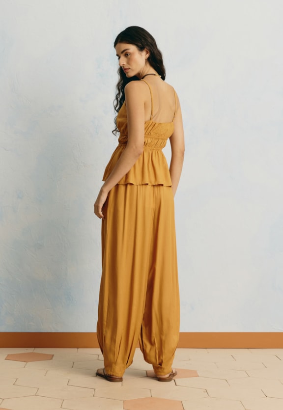 Calça Aladdin Lisa Bolsos Vista Traseira