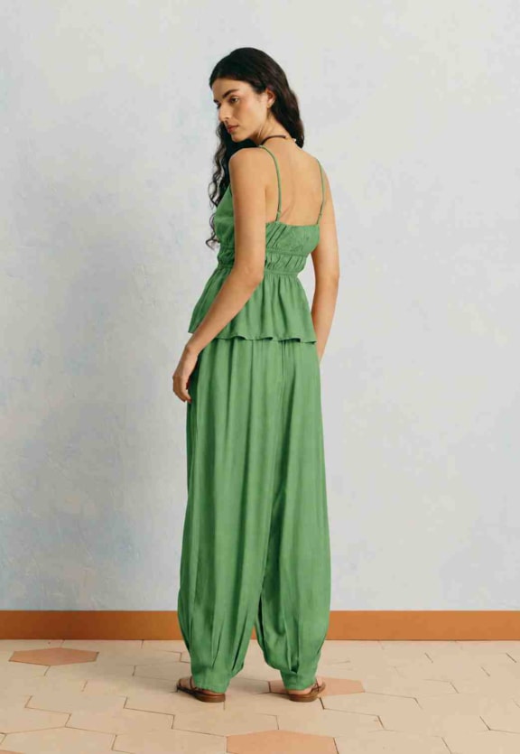 Calça Aladdin Lisa Bolsos Vista Traseira