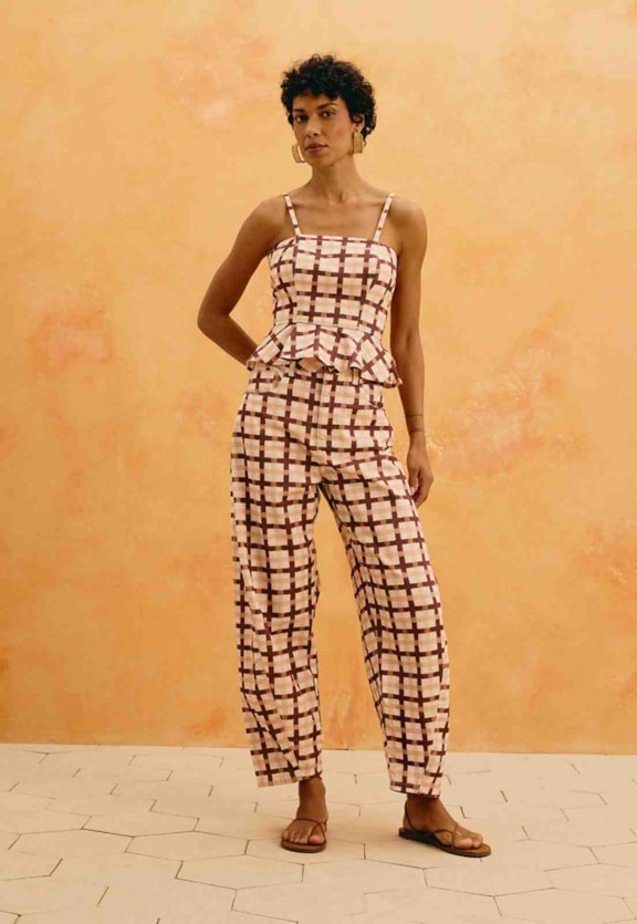 Calça Barrel Sarja Estampada Mitú Vista Frontal