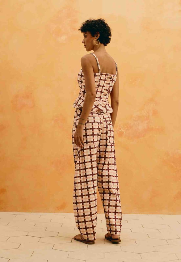 Calça Barrel Sarja Estampada Mitú Vista Traseira