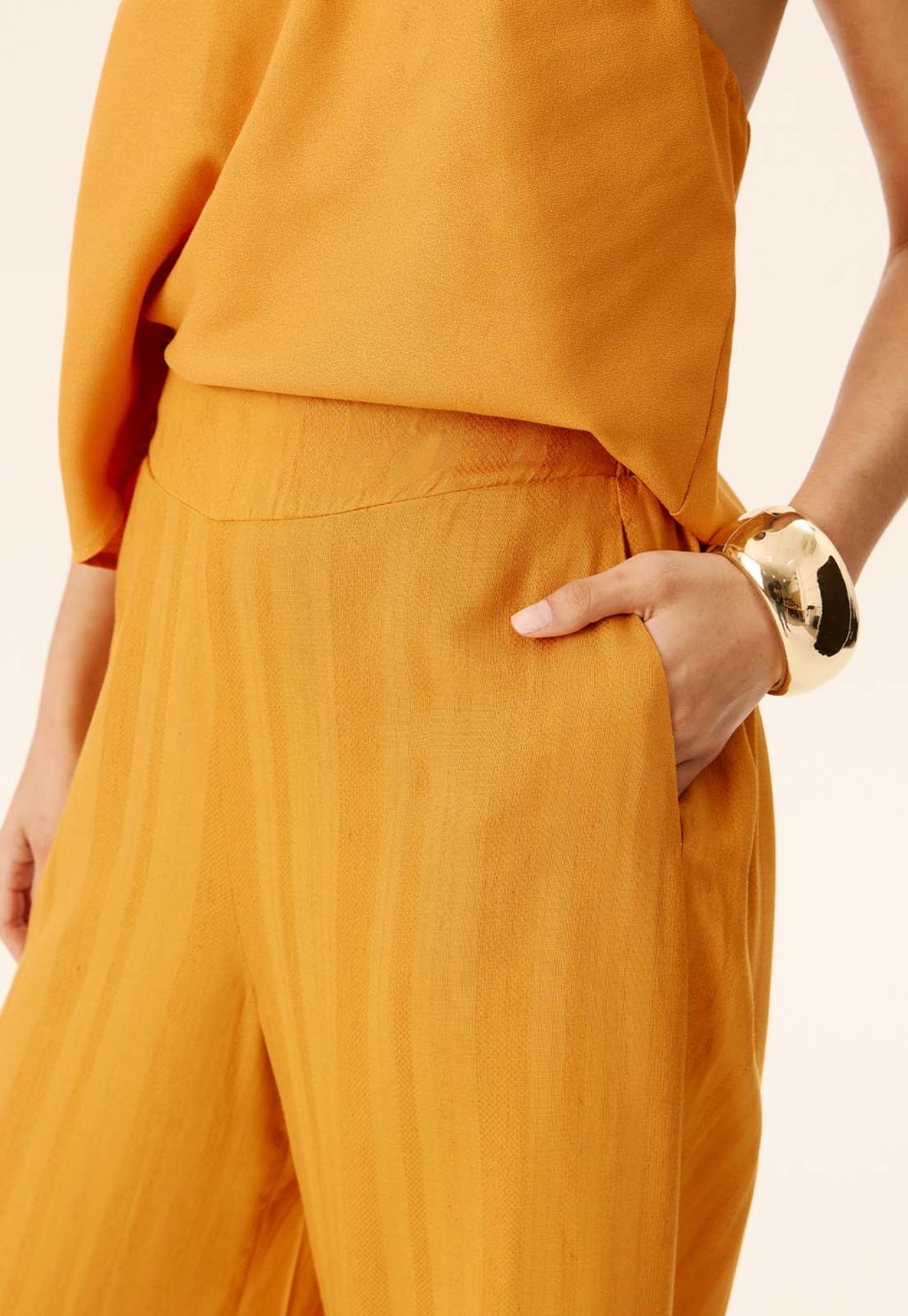 Calça Bolsos Cós Elástico Costas