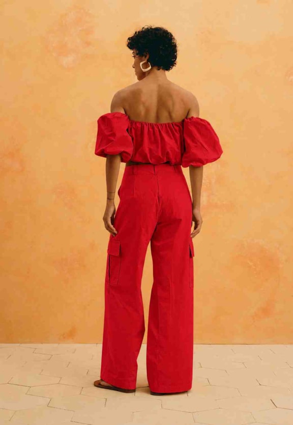 Calça Cargo Pantalona Lisa  Vista Traseira