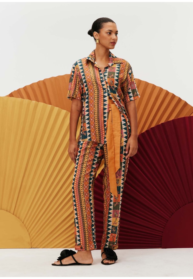 Calça Cenoura Aletas Estampada Batucalê