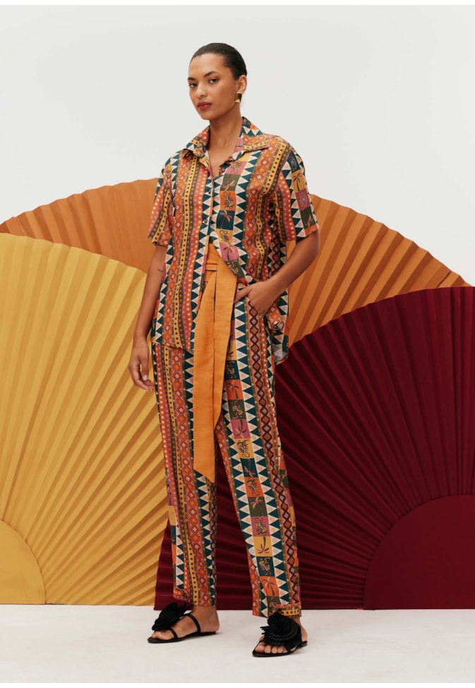 Calça Cenoura Aletas Estampada Batucalê