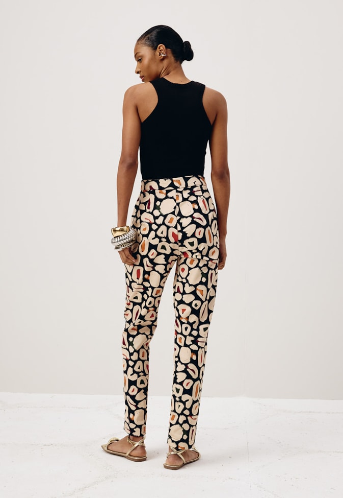 Calça Cenoura Barra Dobrada Estampada Onza