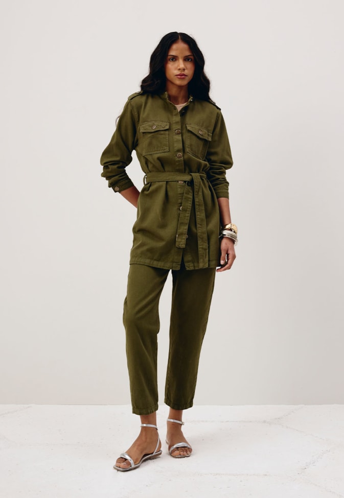 Calça Cenoura Bolsos Frente