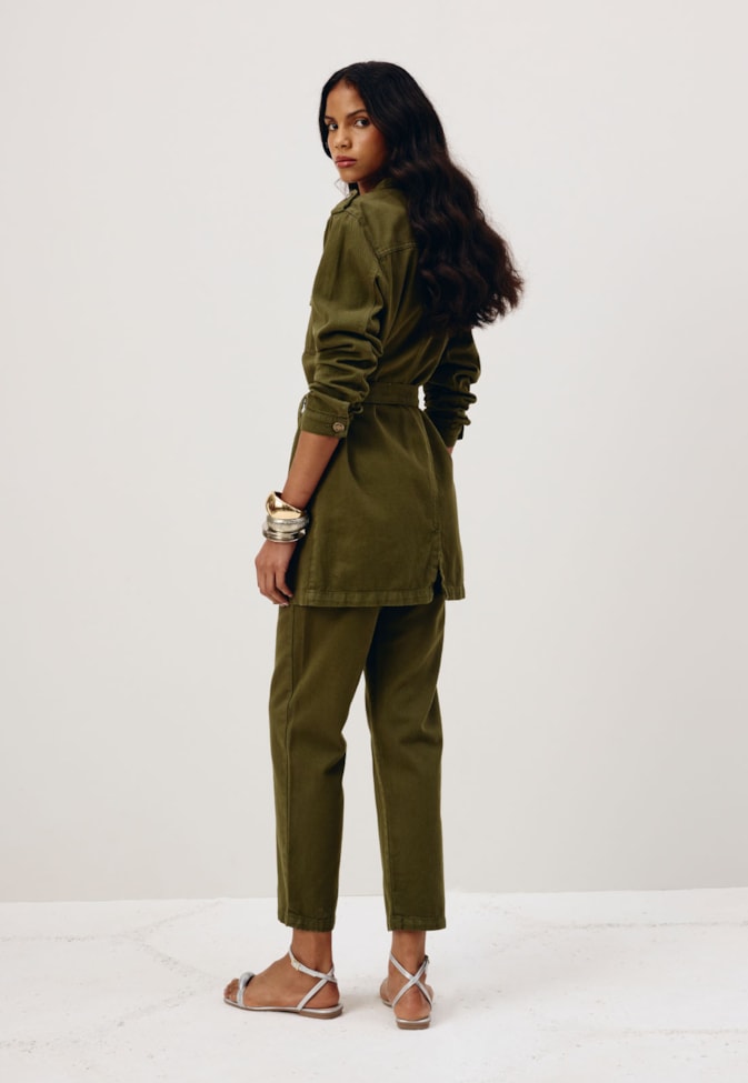 Calça Cenoura Bolsos Frente