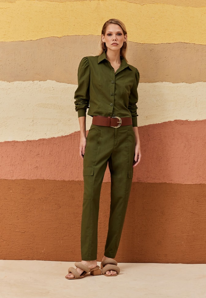 Calça Cenoura Bolsos Laterais