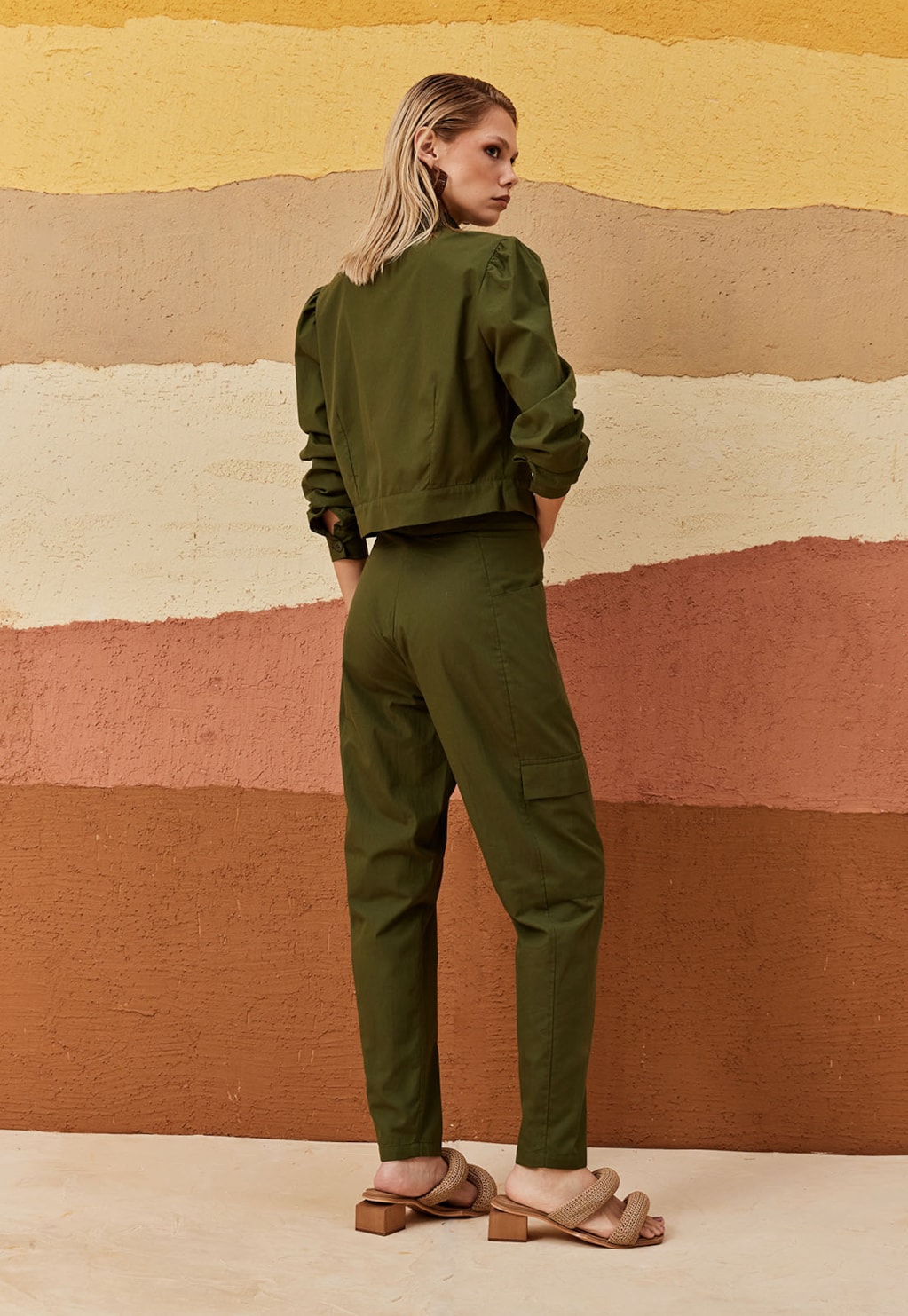 Calça Cenoura Bolsos Laterais