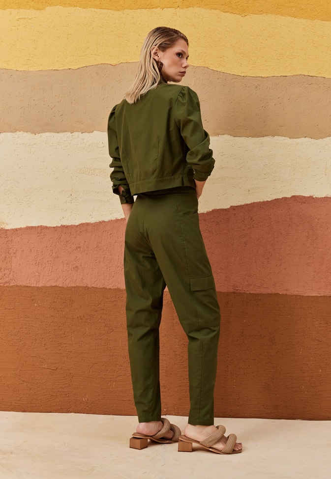 Calça Cenoura Bolsos Laterais